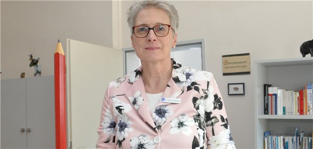 Dr. Kusserow – „Landrat schätzt unsere Arbeit sehr“ Dr. Maria Kusserow ist Fachärztin für Öffentliches Gesundheitswesen. Sie leitet den Fachdienst Gesundheit im Kreis Ostholstein. Der überdimensionale Rotstift ist nur ein Symbol: „Unsere Kreispolitik hat dem Gesundheitsamt noch nichts abgeschlagen“, sagt sie.
