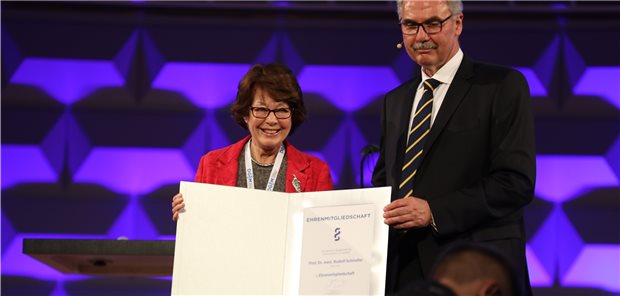Dr. Marianne Koch nahm die Ehrenmitgliedschaft für ihren Vater Rudolf Schindler von Kongresspräsident Professor Markus Lerch entgegen.