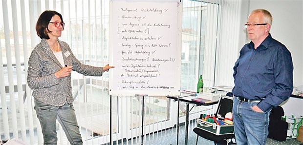 Lernen und Lachen gehört dazu Dr. Marion Renneberg und Professor Thomas Lichte peppten ihr Seminar mit Überraschungsbesuchen von Hausarztkollegen auf, die den Nachwuchsmedizinern Praktisches aus dem Berufsalltag erzählten.
