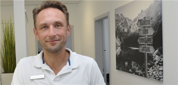 Wie ein Arzt den Marathon des Sables erlebt Dr. Marius Gawlik in seiner Praxis in Neumünster.
