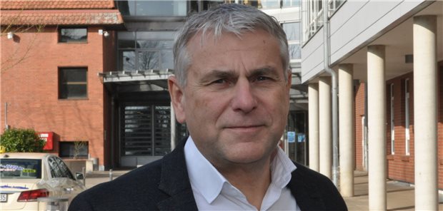 Fusion zwischen imland und Kiel steht auf der Kippe Dr. Martin Blümke, der Vorstandsvorsitzende des kommunalen 6K Klinikverbundes, ist überzeugt: Eine Privatisierung der imland Klinik würde zu „mehr Konkurrenz und Abzug von Mitteln der Krankenversicherung in die Hände von anonymen Investoren“ führen. „Das kann niemand wollen.“