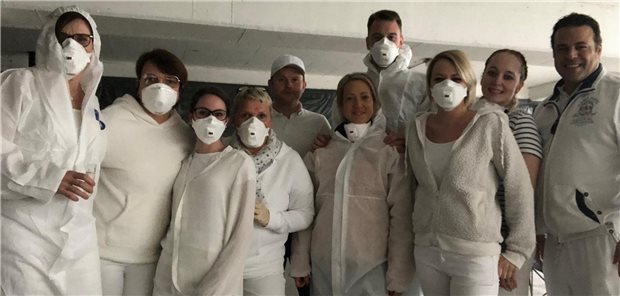 Parkhausdeck flugs zur Corona-Praxis umfunktioniert Dr. Martin von Bergh (r.) und sein Team auf dem Parkdeck, das zur Corona-Teststation wurde.