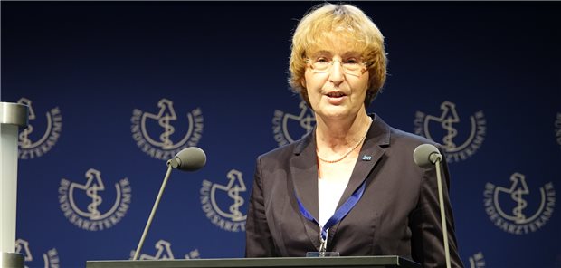 Niedersachsens Kammerpräsidentin: Inflation und Gesetzgebung treiben Ärzteschaft über die Grenze des Dr. Martina Wenker, Präsidentin der Ärztekammer Niedersachsen, hier beim 121. Arztetag.