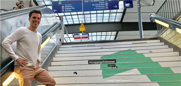 Warum Ärzte mehr stupsen sollen Dr. Mathias Krisam „auf“ einem Nudging-Projekt: #treppegehtimmer am S-Bahnhof Zoologischer Garten in Berlin.