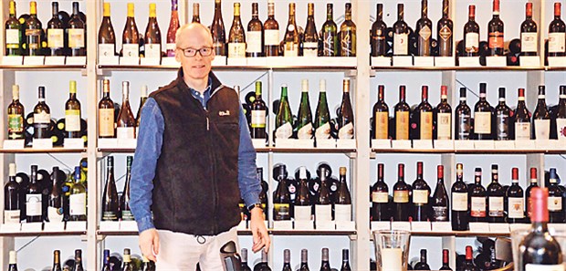 Ein Herzchirurg in der Welt der Weine Dr. Matthias Fittkau vom Klinikum Nürnberg-Süd in seinem Weinladen.