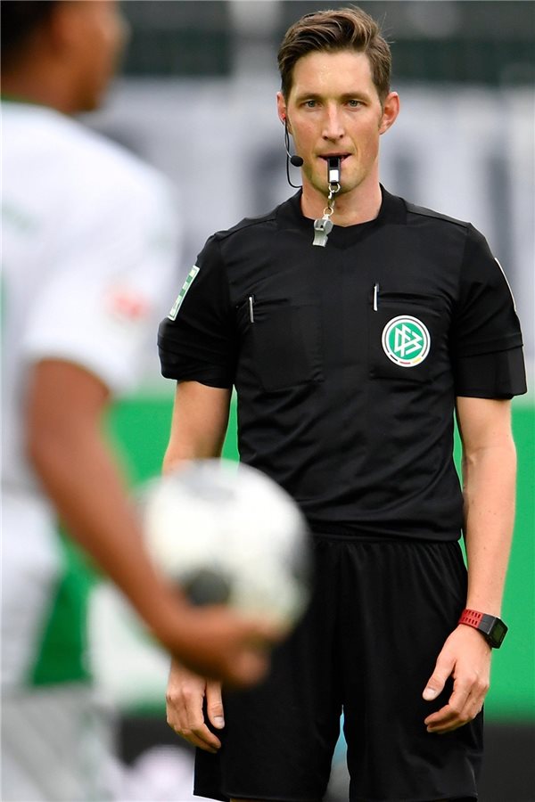 Bundesliga-Schiedsrichter im Arztkittel Dr. Matthias Jöllenbeck pfeift in der nun beginnenden Saison auch erstmals Spiele der Bundesliga.