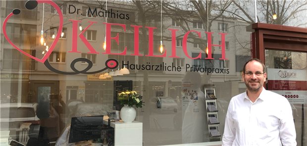 Der Pendler-Arzt Dr. Matthias Keilich vor seiner Praxis in Steglitz. Zweimal die Woche praktiziert er aber in Guben.