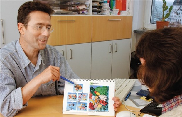Die Adipositas konsequent behandeln Dr. Matthias Riedl, Diabetologe und Ernährungsmediziner in Hamburg, berät eine Patientin.