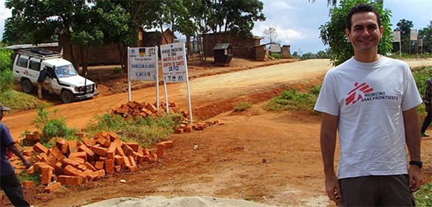 Sprechstunde auch mal draußen unter einem Baum Dr. Matthias Villalobos auf seinem Auslandseinsatz für Ärzte ohne Grenzen im Ost-Kongo in der Provinz Süd Kivu.
