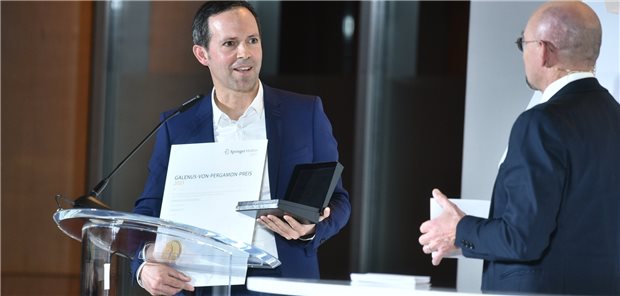 Comirnaty: Erste zugelassene Vakzine der mRNA-Technologie Dr. Michael Boehler (l.), Vice President Global Commercial and General Manager von BioNTech, bei der Preisverleihung im Gespräch mit Moderator Wolfgang van den Bergh, Herausgeber der „Ärzte Zeitung“.