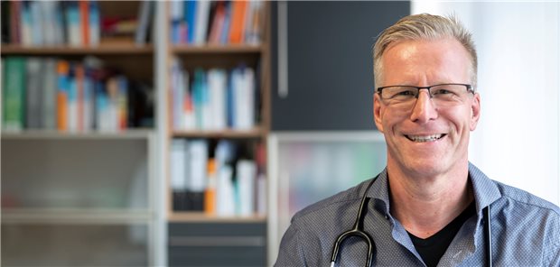 Schutz vor SARS-CoV-2: Arzt setzt auf kontaktlose Beratung per App Dr. Michael Gurr, Facharzt für Allgemeinmedizin in Eisenberg