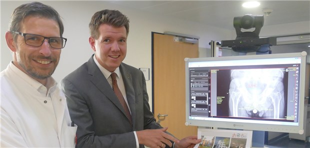 Medizinische Televisite vernetzt Klinik und Hausärzte Dr. Michael Rössler (r.) und Jens Gabriel entwickeln die Televisite stetig weiter, etwa mit dem Videovisitewagen, der am JoHo Rheingau mit über Station rollt.