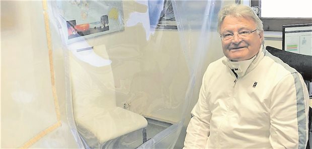 Parkhausdeck flugs zur Corona-Praxis umfunktioniert Dr. Mischa von Bergh hält den regulären Praxisbetrieb unter höchsten Schutzmaßnahmen aufrecht, während sein Sohn (nicht im Bild) die Corona-Teststation betreibt.