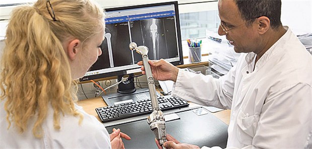 Mit Mega-Implantaten wieder auf die Beine kommen Dr. Mohamed Ghanem zeigt ein sogenanntes Mega-Implantat, mit dem sowohl der Oberschenkelknochen als auch angrenzende Gelenke in einer einzigen Operation ersetzt werden können.