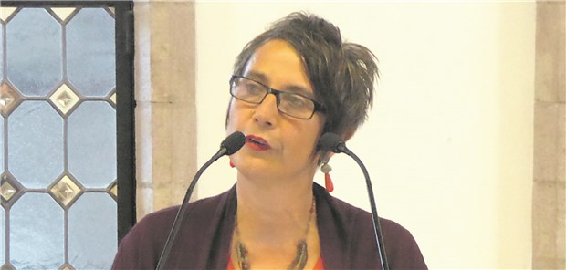"Gewalt gegen Frauen wird ineffizient verfolgt!" Dr. Monika Hauser spricht beim Empfang der Kölner Oberbürgermeisterin. Dabei schildert sie drängende versorgungspolitische Themen.