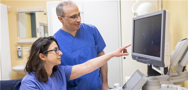 Hochschulpreis an Pädiater-Ehepaar der Uniklinik Saarland Dr. Nasenien Nourkami-Tutdibi und Dr. Erol Tutdibi von der Klinik für Allgemeine Pädiatrie und Neonatologie des UKS erhalten den Landespreis Hochschullehre 2024.