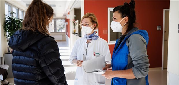 Krankenhäuser fordern Koordinierung von Flüchtlingsversorgung Dr. Natalie Wöhrle, Radiologin (M), spricht in der Lungenklinik Gauting mit einer Mutter und deren Tochter, die aus der Stadt Charkiw in der Ukraine geflüchtet sind. In der Klinik wurde an diesem Tag bei zahlreichen aus der Ukraine Geflüchteten ein Tuberkulose-Screening durchgeführt.