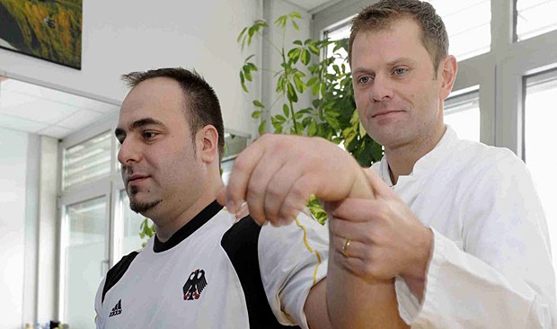 Ein Athletentelefon für Spitzensportler Dr. Nikolaus Streich betreut auch den mehrfachen Deutschen Meister im Gewichtheben Almir Velagic.