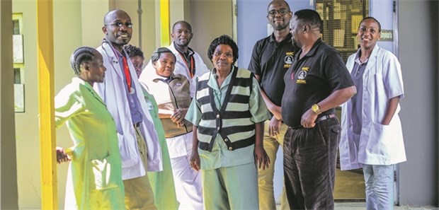 Impulse aus München für eine bessere Weltgesundheit Dr. Nyanda Ntinginya (2. v. l.) leitet das Mbeya Medical Research Centre (MMRC) im Südwesten Tansanias.