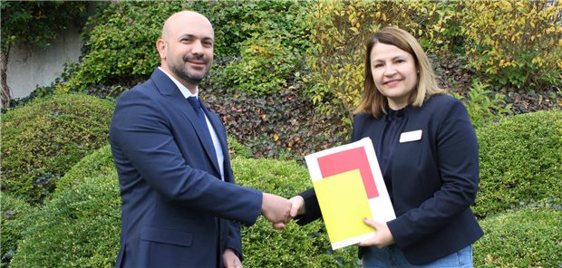Attendorn: Ahmad Alkooja neuer Chefarzt der Gefäßchirurgie Dr. Oksana Prajzel, Geschäftsführerin des Helios Klinikums Attendorn, begrüßt Ahmad Alkooja als neuen Chefarzt der Gefäßchirurgie.
