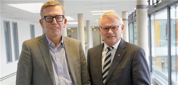 Mühlenkreiskliniken: Bornemeiers Chefvertrag frühzeitig bis 2028 verlängert Dr. Olaf Bornemeier (links) mit dem stellvertretenden Landrat und stellvertretendem Verwaltungsratsvorsitzenden Michael Grosskurth