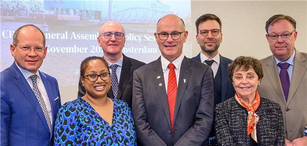 CPME: Norwegischer Hausarzt Bakke führt Europäische Ärzteorganisation Dr. Ole Johan Bakke (M.) umringt von seinem CPME-Vorstandsteam (v.l.): Dr. Andreas Botzlar, Dr. Kitty Mohan, Professor Ray Walley, Dr. Péter Álmos, Dr. Jacqueline Rossant-Lumbroso sowie Immediate Past President Dr. Christiaan Keijzer.