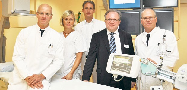Kardio-Know-how wird im Norden gebündelt Dr. Oliver Hader, Petra Mecklenburg-Braatz (leitende MTA), Dr. Tim Rausche, PD Thomas Hoffmann, Dr. Claas Schulze im Harzkatheterlabor des Klinikums Elmshorn (von links).