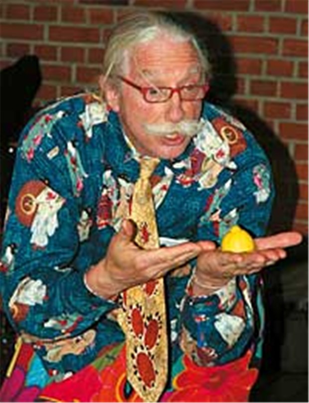 Clown-Doktor Adams: "Die Liebe muss man immer wieder üben" Dr. Patch Adams, Begründer der Clown-Sprechstunden, in Aktion.