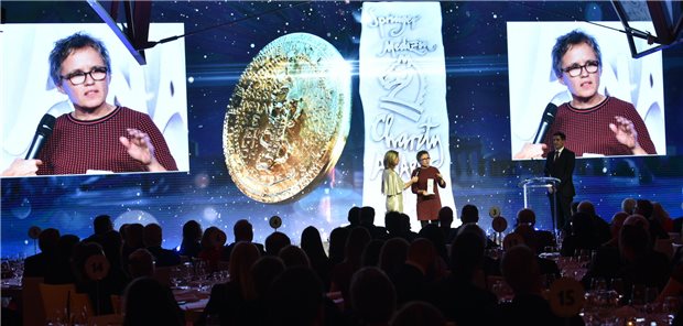 Dr. Patricia Hänel vom Gesundheitskollektiv Berlin nimmt bei der Springer Medizin Gala den Charity Award entgegen.