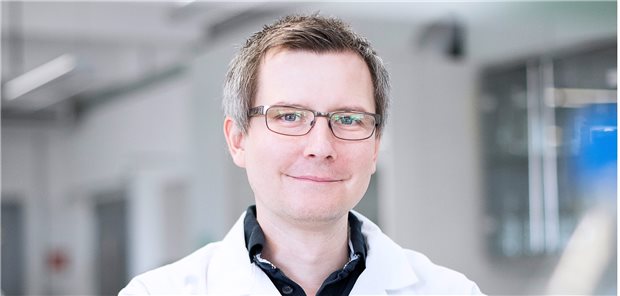 Entdecker einer weiteren Genschere erhält VAAM-Innovationspreis 2023 Dr. Paul Scholz in einem BRAIN-Laborkittel.