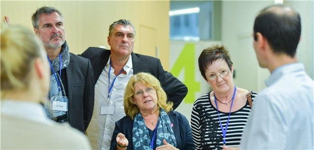 „Die Patienten geben wichtige Impulse“ Dr. Peter Horak vom Nationalen Centrum für Tumorerkrankungen (NCT) in Heidelberg im Austausch mit den Patientenbeiratsmitgliedern Uli Roth, Michael Roth, Renate Haidinger und Karin Arndt (von links).
