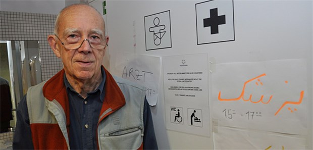Hilfe für Flüchtlinge auf der Durchreise Dr. Peter Reibisch behandelt Flüchtlinge auf der Durchreise.