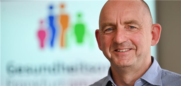Frankfurter Amtschef: Anti-Corona-Maßnahmen wissenschaftlich bewerten Dr. Peter Tinnemann, Facharzt für öffentliches Gesundheitswesen, leitet das bundesweit bedeutende Gesundheitsamt in Frankfurt am Main seit einem Jahr.