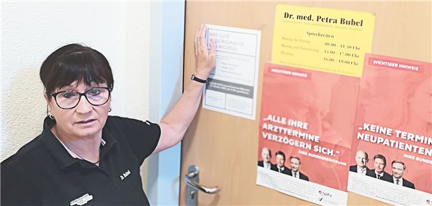 Ärzte in Sachsen-Anhalt und Rheinland-Pfalz protestieren gegen Lauterbachs Sparpolitik Dr. Petra Bubel hängt den Hinweis zur Protestaktion an die Tür ihrer HNO-Praxis in Lutherstadt Eisleben.