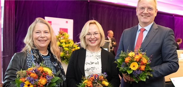 Reis-Berkowicz bleibt Vorsitzende der KBV-Vertreterversammlung Dr. Petra Reis-Berkowicz (Mitte) wurde als Vorsitzende der KBV-Vertreterversammlung bestätigt. Ihre Stellvertreter sind Dr. Anke Pielsticker und Dr. Rolf Englisch.