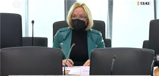 Dr. Petra Reis-Berkowicz bei ihrer Anhörung vor dem Petitionsausschuss am Montag. Das Thema: „Einführung von Flächentests zur elektronischen Arbeitsunfähigkeitsbescheinigung und zum eRezept“.