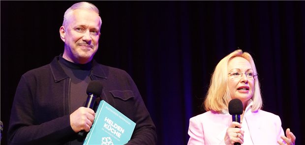 Dr. Petra Reis-Berkowicz und Sternekoch Alexander Herrmann präsentieren das Kochbuch „Heldenküche – Die Hausärzte-Edition“.