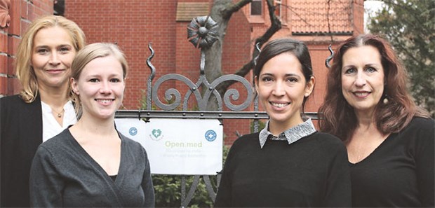 Berliner Initiative macht Versorgung für Alle Dr. Pia Skarabis-Querfeld, Dr. Laura Hatzler, Burcu Güvenc und Barabara Grube von Open.med (v.l.n.r.) .