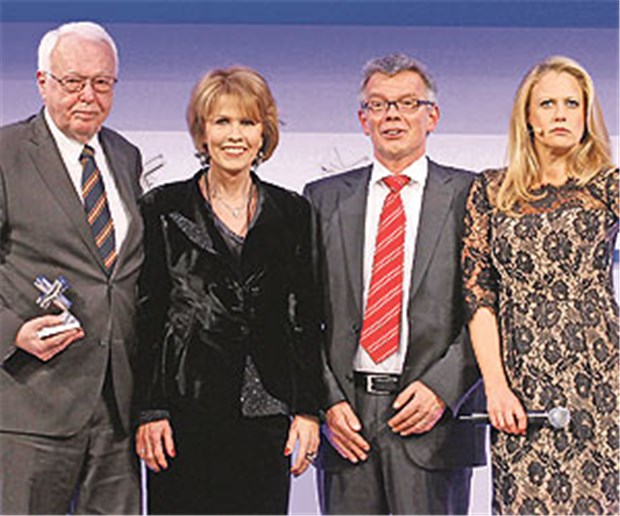 Felix-Burda-Chefin: "Wir schalten keinen Gang zurück!" Dr Rainer Hess (l), scheidender Vorsitzende des GBA, erhielt den Preis Milestone für Prevention von seinem Nachfolger Josef Hecken (2.v.r.) überreicht. Mit dabei: Dr. Christa Maar und Barbara Schöneberger.