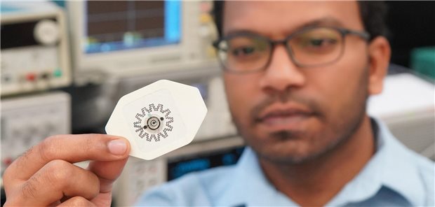 Dr. Rajaram Kaveti, einer der Erfinder, mit seiner Kreation - ein flexibler und leichter Klebeverband, der ein elektrisches Feld erzeugt und das Potenzial hat, die Heilung chronischer Wunden zu fördern.