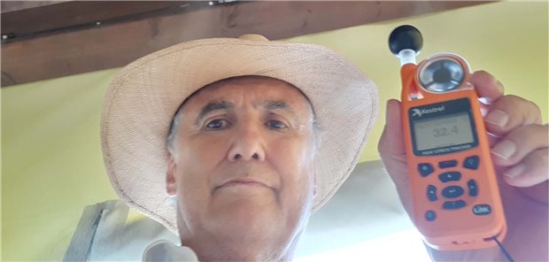 Was Ärzte bei Hitze für ihre Patienten alles tun können Dr. Ralph Krolewski mit Hitzetracker im verschattetem Außenbereich seiner Praxis.