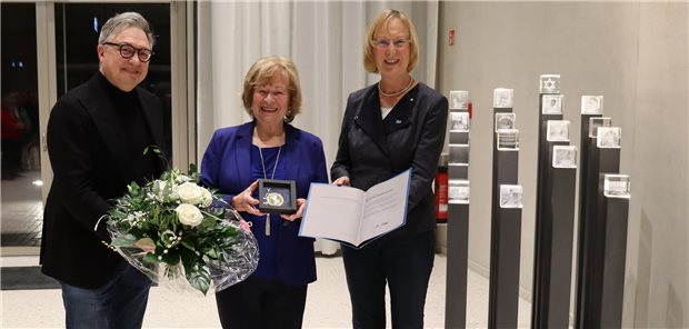 Dr. Ricarda Niedergerke (Mitte) freute sich über die von Dr. Martina Wenker, Präsidentin der Ärztekammer Niedersachsen (ÄKN), überreichte Ehrung. Dr. Thomas Buck, Mitglied des Landesvorstands der ÄKN und Vorsitzender der Bezirksstelle Hannover, hatte die Ehrung mit initiiert.