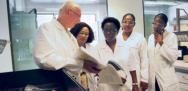 Minilabor gegen Arzneimittelfälschung Dr. Richard Jähnke (l.) erläutert Pharmazeutinnen aus Angola den Umgang mit dem mobilen Koffer-Labor.