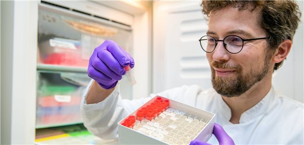 Dr. Richard Taubert hält seine Blutserum-Proben für die Antikörperstudien. Mit ihrer Hilfe hat er mit seinem Team einen neuen Test auf Autoimmunhepatitis entwickelt.