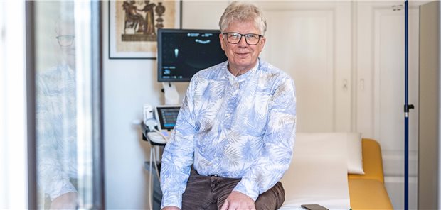 Dr. Riedesel in seiner Praxis: Als er sich 1986 niederlassen wollte, verschlug es ihn vom Ruhrgebiet aufs Land.
