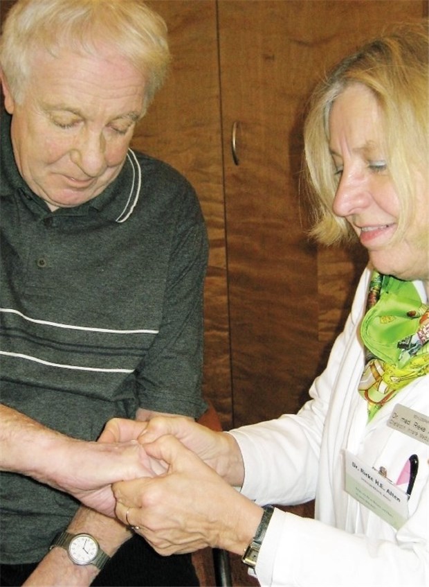 Gemeinsam für bessere Rheumatherapie Dr. Rieke Alten untersucht einen Patienten mit Rheumatoider Arthritis. Eine frühe und konsequente Therapie ist entscheidend für die Prognose.