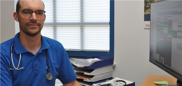 Robert Lawrenz ist einer der vier impfenden Ärzte in der ortsübergreifenden Gemeinschaftspraxis. Am Standort Groß Vollstedt wird die Terminvergabe für das Impfen online geregelt.