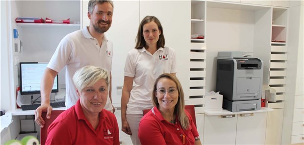 Dr. Robin John aus Schönebeck mit einem Teil seines 40-köpfigen Teams.