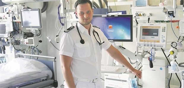 Was junge Ärzte bei der Bundeswehr reizt Dr. Roland Mettin, angehender Facharzt für Innere Medizin, hat sich für 20 Jahre verpflichtet.