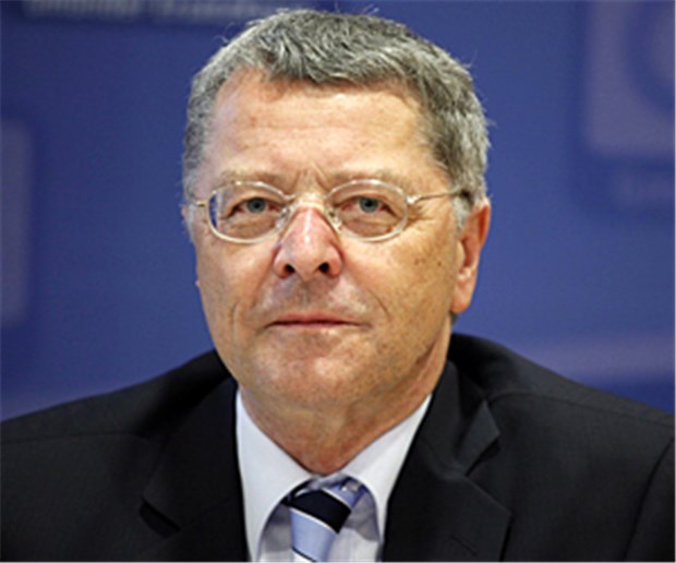 Kasse will 100 Millionen Euro für Politikfolgen-Forschung Dr. Rolf-Ulrich Schlenker fordert Forschungsgelder in Höhe von 100 Millionen Euro für alle Kassen.